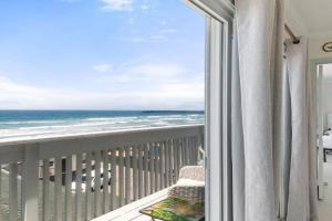 Luxury Oceanfront steps to Beach & Town, Best views! Apartments, Oceanside