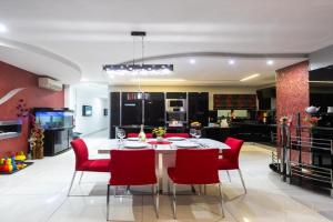 Modern, stylish & comfortable 3 bedroom apartment with jacuzzi, aquarium and private yard with barbeque, Mellieha