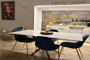 White House luxury, Bari