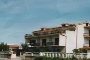 Apartment with Terrace and Sea View Brodarica, Krapanj Island