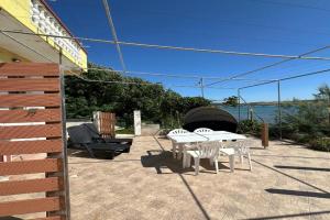 Villa M apartment for 5 Persons direct on the beach, Giuba
