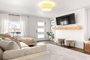 West Radiance Light and Bright 3BR retreat Guest house, Denver