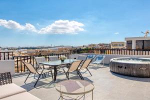 3 bedroom penthouse with jacuzzi and roof terrace VFRA1-1, Sliema