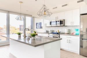Contemporary 3BR with Natural Light High Park North Nearest Intersection - Dorval Rd, Hotel, Toronto
