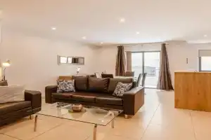 Modern&quiet twin room with shared bathroom, Sliema