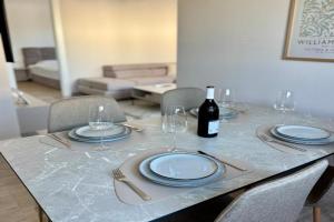 Nira apartments, Vir
