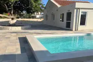 The Well, Villa, Stavros