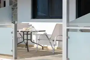 Maistrali Elia Apartments, Sarti