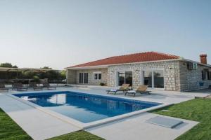 Villa Verde, Vinisce