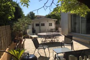 Studio meublé au calme avec terrasse, Frejus