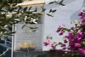 Loula's Cottage, Perama