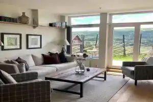 Stay in central, 3 bedrooms, linen and towels included, Geilo