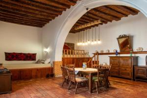 Villa Essence, Gennadi