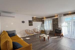 Olive Stonehouse, Plomarion