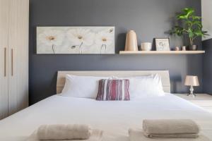Central, fully Equipped 1BR Gzira home with AC & WIFI by 360 Estates Apartments, St Julians