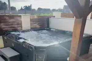 Lator-Hans Apartmanház, Villany