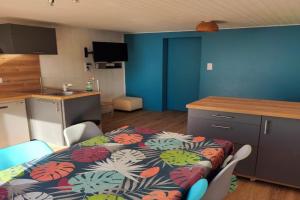 Appartement rénové avec terrasse très bien situé Apartments, St. Jean-de-Monts