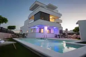 Nova Luxury Residence apartment with private heated pool, Novaglia