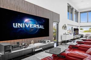 Waterfront Luxe Pool, Hot Tub, Theater, Games and more Villa, Key Largo
