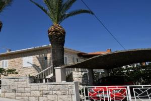 B apartment with terrace 1 min walk to the beach, Supetar