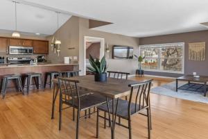 Carriage Home with early check in Guest house, Indianapolis