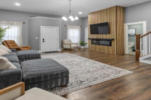 Spacious Downtown Retreat Near the Childrens Museum Guest house, Indianapolis