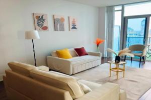 Modern One Bedroom Near Square One With Free Parking, Mississauga