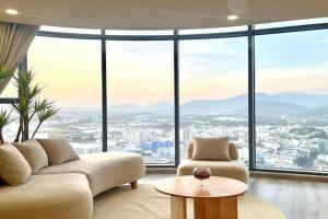 Luxury 1BR Apt - Panaromic View Of Mountain And Sunset Apartments, Nha Trang