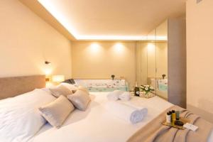 Jacuzzi Luxury 2-Bedroom Apartment Piazza Garibaldi - Terrace & AC, Iseo