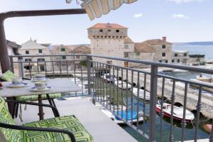 A apartment near beach with two balconies, Kambelovac