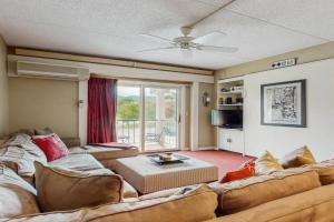 Trail View Condo 201 At Rivergreen Apartments, Lincoln
