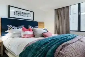 Central 2 Bedroom Apartment with Pool, Gym & Parking, Melbourne