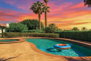 Palm-Lined Spanish Oasis w Pool Spa BBQ Games Near Coachella Guest house, Indio