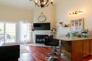 Charming Tremblant 1 Bedroom -Pool Hot Tub, Mont Tremblant