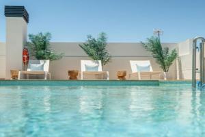 Stylish Urban Escape 2-Bedroom Apartment with Rooftop Pool, Estepona