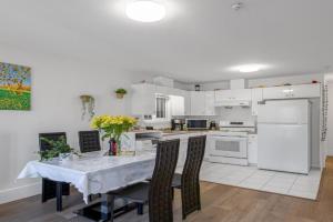 2 Bds suite beautiful Yard near PNE Guest house, Vancouver