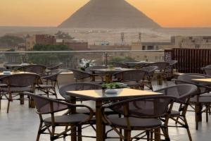 AKHNATON Pyramids View Hotel With Rooftop Access & free airport pickup, Giza