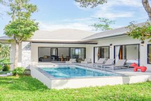 Tropical 4BR Jungle View Villa Near Lamai Beach, Chaweng Noi