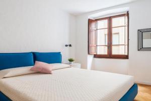 10' from the Sea, Modern Accommodation in the City Center Apartments, Cagliari