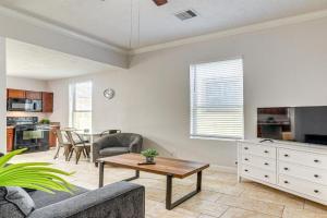 Less Than 1 Mi to Seawall Convenient Getaway! Guest house, Galveston