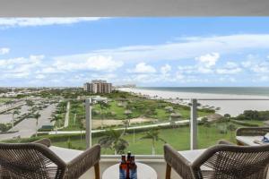 SW facing beachfront condo with sweeping ocean views Guest house, Marco