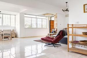 Quiet and Spacious Luxury Apartment with Splendid View between Carmel and Downtown, Haifa