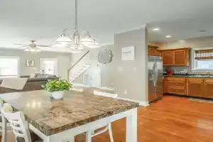 Large 4 bedroom - 8 beds - Pet Friendly, Kansas City