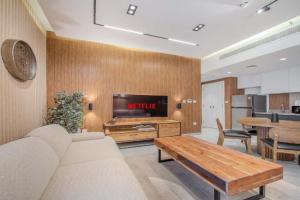 Private Apartment - 1BR Aljada Home - Sleeps 4, Sharjah City