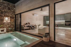 Casa Chomak - Colonial Luxury with a Private Outdoor Pool and Parking in Central, Merida