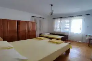 Guesthouse Porobic 3-Bed Room Terrace, Igalo