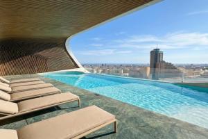 Mercury Tower Skyline Apartment with Pool Access, Pembroke