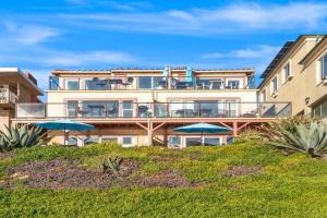 3009 Ocean St B Gorgeous beach retreat with deck & patio - great location Apartments, Oceanside