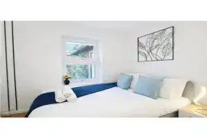 Spacious 2 Bedroom Sleeps 4 with WiFi & Garden, Cambridge