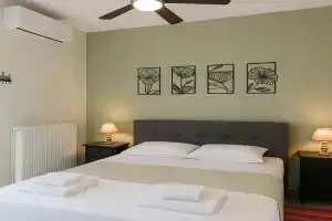 Billy's Place Apartments, Aegina Town